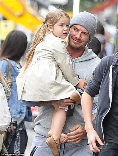 David Beckham âu yếm bế cô con gái yêu Harper