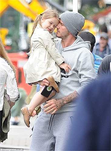 Bé Harper liên tục làm nũng bố nhưng cách mà David Beckham cưng nựng cô bé thì thật tuyệt vời