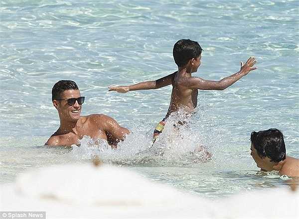 Cậu nhóc Ronaldo Jr. thích thú khi được tắm biển cùng bố. 
