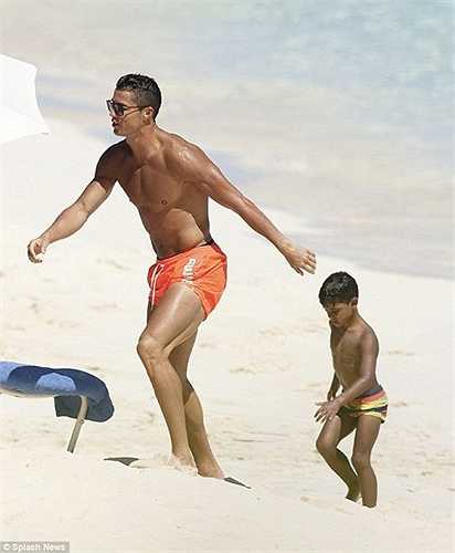 Những cử chỉ tình cảm mà Ronaldo dành cho con trai khiến người hâm mộ thích thú.