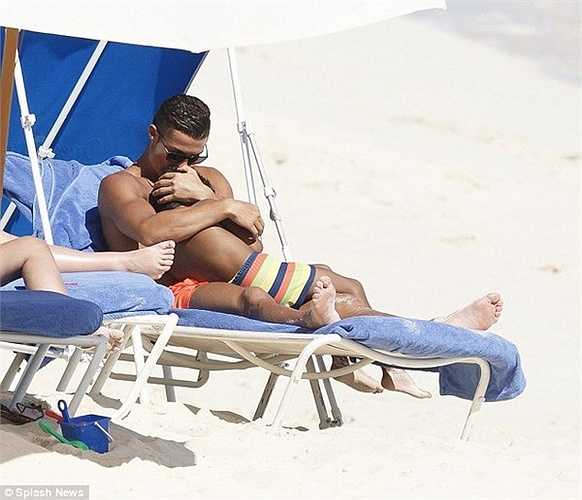 Ronaldo âu yếm che nắng cho con