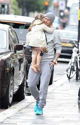 Anh đi về giữa London, New York và nhiều thành phố khác để thực hiện công việc song vẫn thu xếp đủ thời gian để chơi với con