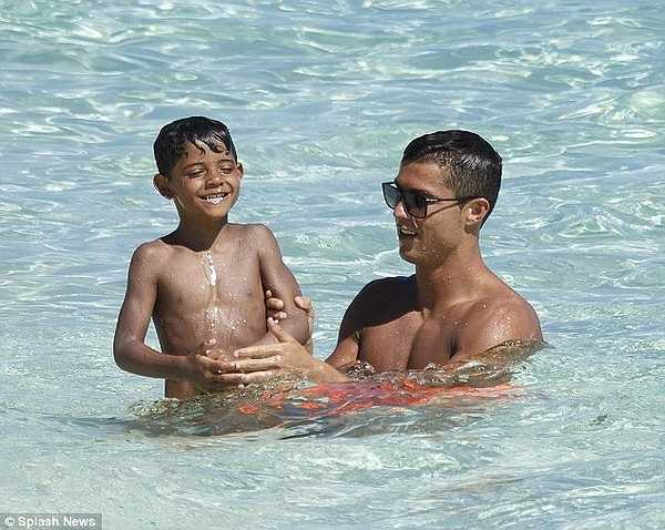 Anh chơi đùa cùng cậu con trai