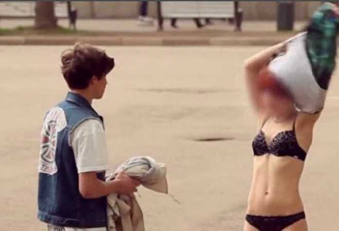 Một cô gái đã đồng ý cởi áo khi Grisha Mamurin trả tiền