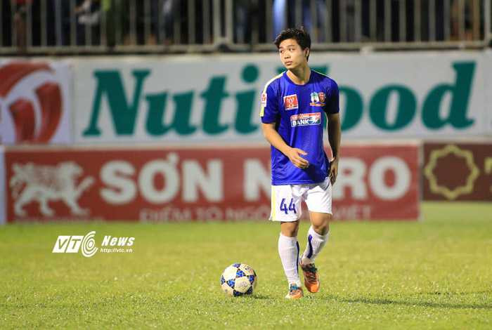 Công Phượng sút phạt 11m