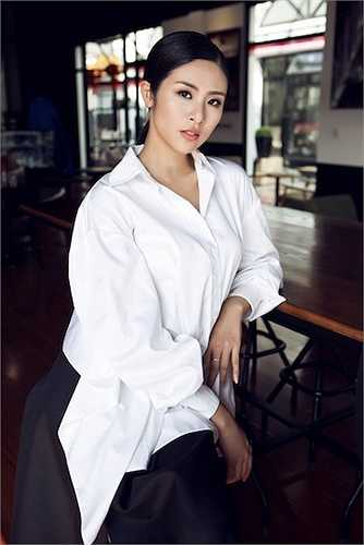 Vốn là một NTK, cô cũng thường xuyên cập nhật những xu hướng thời trang mới để làm mình đẹp hơn.