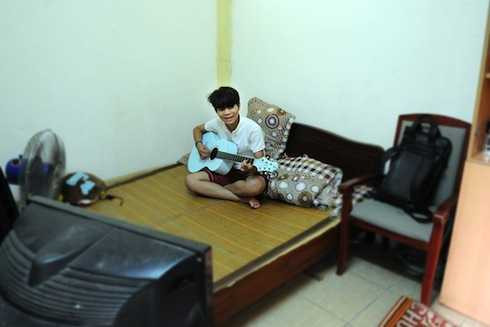 Quang Anh thích thú với căn phòng trọ mới ở Hà Nội.