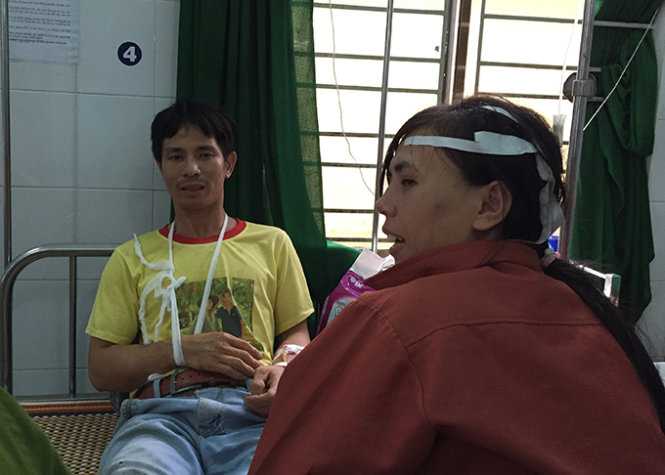 Lật xe kinh hoàng ở Quảng Nam: Đau xót bé trai bật khóc gọi bố trong viện