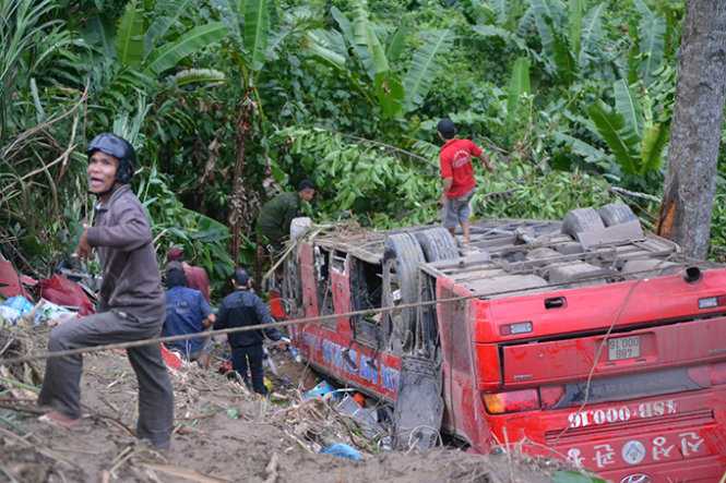 Lật xe kinh hoàng ở Quảng Nam: Đau xót bé trai bật khóc gọi bố trong viện