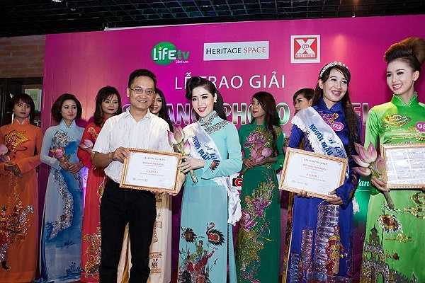 'Cuộc thi diễn ra trong một thời gian khá dài. Trải qua 7 vòng thi ảnh với những chủ đề khác nhau. Mình và nhiếp ảnh lúc nào cũng có phương châm là cống hiến hết mình để cho ra những bức hình đẹp nhất, ý nghĩa nhất', cô chia sẻ thêm.