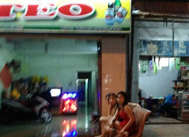 Thiếu nữ bị buộc khỏa thân câu khách trong quán 'bia ôm'