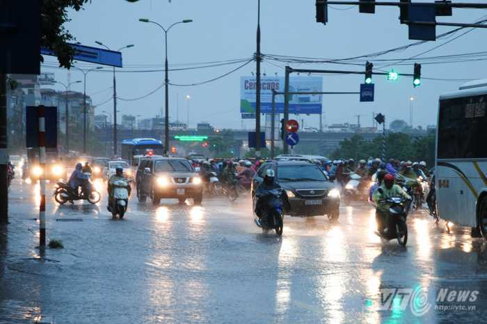 Bão suy yếu thành áp thấp, miền Bắc tiếp tục mưa dông trên diện rộng