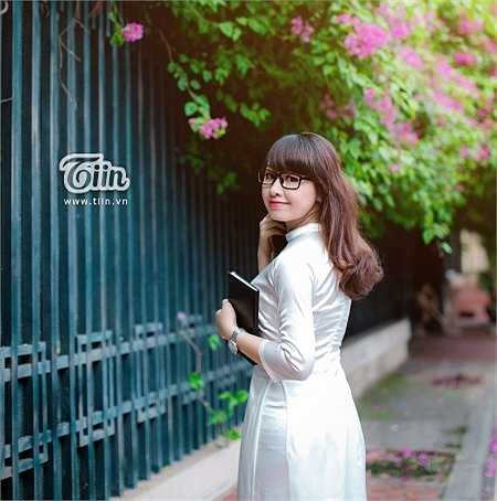 'Nếu có ai đó hỏi mình rằng, có hối hận khi chọn nghề giáo không? Mình sẵn sàng trả lời rằng không. Mình yêu nghề còn chưa đủ, còn chưa có cơ hội thực hiện được hết những điều mình ấp ủ thì làm sao có thể hối hận được?', cô giáo 9x tâm sự.