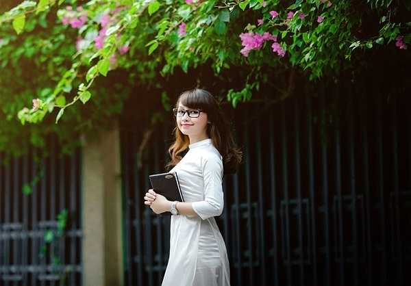 Với nụ cười luôn nở trên môi, niềm lạc quan và nhiệt huyết với nghề là điều mà bất kỳ học sinh, phụ huynh và các thầy cô giáo khác khi tiếp xúc với cô giáo dạy Toán.