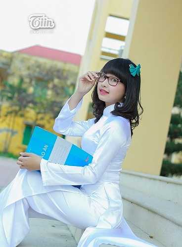 Chia sẻ về nghề giáo viên, Hồng Nhung cho biết, từ nhỏ mình đã rất thần tượng bố và mong ước sau này được trở thành một người giáo viên, được đứng trên bục giảng như bố mình.