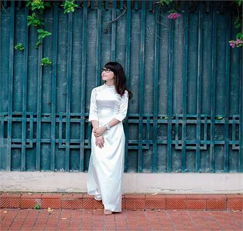 Cô cho biết: 'Hồi đó mới ra trường, nên mình hồn nhiên và vô tư lắm. Khi có đoàn thanh tra về kiểm tra, do mình mặc áo trắng, lại đeo balo nên các thầy cô trong đoàn đều tưởng mình là học sinh lớp 9'.