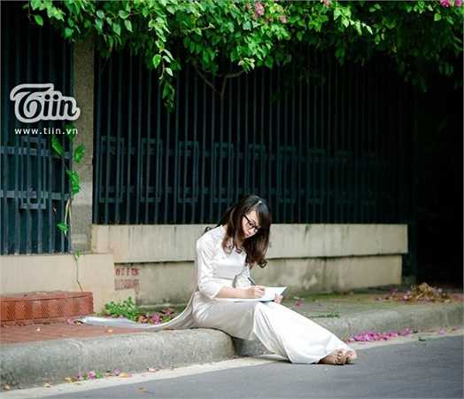 Chia sẻ về kỷ niệm đứng lớp, Hồng Nhung cho biết, mỗi ngày đến lớp với cô là một kỷ niệm đẹp. ''sinh ở những lớp mình dạy đều rất ngoan nên hầu như việc dạy học của mình không phải 'gào thét' nhiều. 