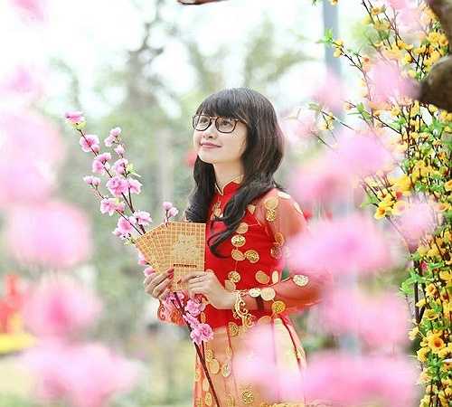 Từng là học sinh cũ của trường, nay lại trở về trường công tác, Hồng Nhung nhận được nhiều sự quan tâm, giúp đỡ của tất cả các thầy cô giáo trong trường. 