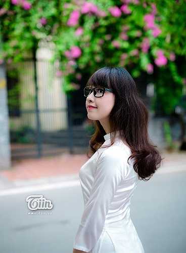 Trên lớp là đồng nghiệp, về nhà là bố con, lại cùng dạy bộ môn Toán, Hồng Nhung nhận được sự quan tâm, chỉ bảo tận tình của bố. 'Sau mỗi buổi dạy, có điều gì mình cũng chia sẻ với bố. Bố hướng dẫn mình từ cách đứng lớp, cách viết bảng, phương pháp dạy học và cách giải những bài toán khó', Nhung nói.