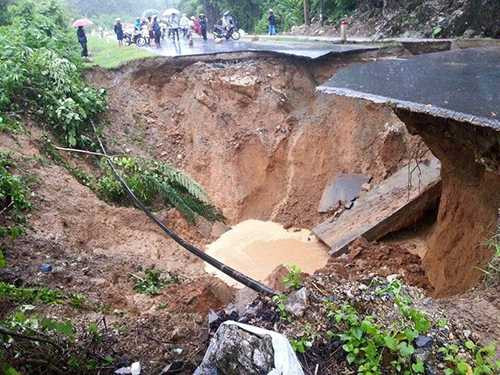 Hố 'tử thần' rộng 100 m2 chia cắt tuyến huyết mạch Lai Châu - Lào Cai