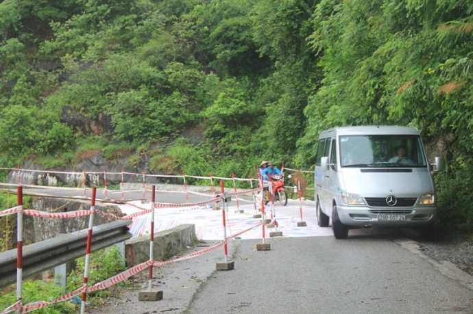 Sạt lở nghiêm trọng con đường độc đạo lên Tam Đảo, giao thông tắc nghẽn