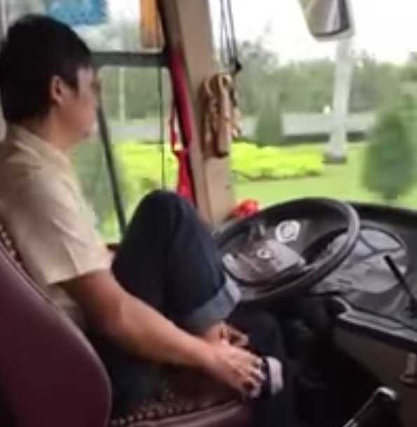 Thót tim xem tài xế vô tư vừa lái xe vừa đi tất xỏ giày