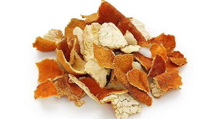 Vỏ quýt phơi khô (để lâu năm càng tốt) 30g, có thể sao thơm; mơ chua 2 quả, cho vào khoảng 300ml nước, sắc nhỏ lửa 20-30 phút rồi uống, thêm chút nước gừng hoặc trà gừng thì càng tốt. 