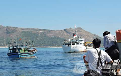 ngư dân, tàu cá, Quảng Ngãi, bị nạn, lai dắt, sóng đánh chìm, Hoàng Sa, Lý Sơn, Hải quân