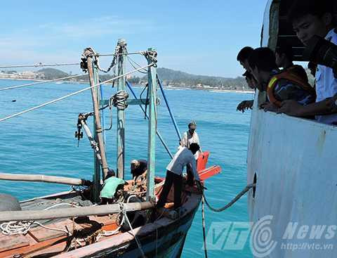ngư dân, tàu cá, Quảng Ngãi, bị nạn, lai dắt, sóng đánh chìm, Hoàng Sa, Lý Sơn, Hải quân