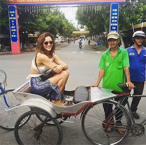 Ngày 24/6, á quân Thần tượng Mỹ 2006 Katharine McPhee khiến fan Việt bất ngờ khi đăng ảnh đi chơi ở Tân Châu (An Giang). Người đẹp dùng từ 'today' (hôm nay) để mô tả cho bức ảnh của mình nên có vẻ như hiện tại Katharine McPhee ở Việt Nam. Cô ca sỹ 31 tuổi đi cùng bạn trai và người bạn thân - nhà tạo mẫu tóc nổi tiếng Hollywood Kylee Heath. Katharine McPhee đã đến Campuchia trước khi sang Việt Nam. 