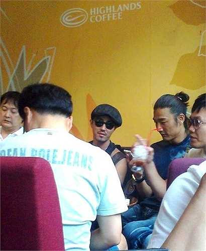 Tháng 5/2012, mỹ nam xứ Hàn Cha Seung Won đến Sài Gòn một cách lặng lẽ và chỉ bị phát hiện khi cùng bạn bè ngồi cafe dù đã 'ngụy trang' khá kỹ với kính đen, mũ bêrê. Ảnh: SonTran. 