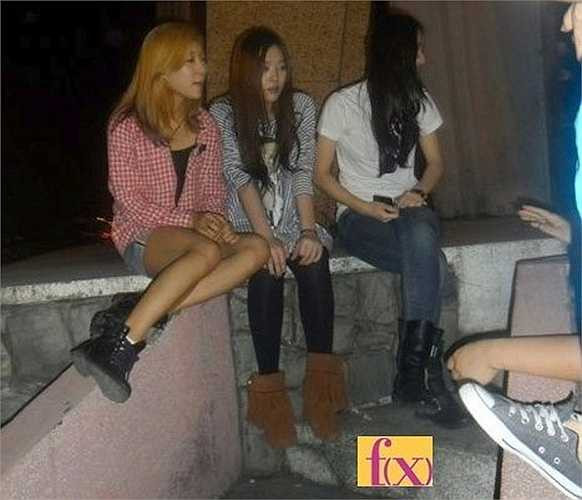 Đầu tháng 12/2010, nhóm nhạc nữ xứ Hàn f(x) có mặt ở TP HCM và Bến Tre để ghi hình cho show Koala. Thông tin chỉ được hé lộ khi hình ảnh các cô gái ngồi ở chợ Bến Thành được phát tán trên mạng. 