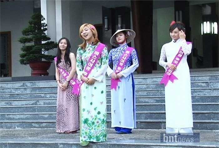 Mặc dù sang Việt Nam để làm việc, các cô gái của nhóm nhạc thần tượng cũng tranh thủ ghé thăm được một số địa điểm du lịch nổi tiếng. 