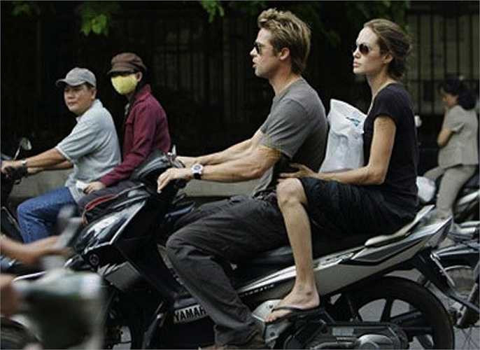 Cặp đôi Brad Pitt và Angelina Jolie đã có 5 lần đến Việt Nam nhưng có lẽ hình ảnh ấn tượng nhất chính là lần đầu tiên khi Brad Pitt lái xe máy đèo Angelina Jolie dạo phố Sài Gòn với trang phục đơn giản. Cặp đôi sang Việt Nam sau khi đến Campuchia để thảo luận về kế hoạch bảo tồn thiên nhiên. Cũng trong chuyến đi, Brangelina đã đến thăm trung tâm bảo trợ trẻ em mồ côi Tam Bình, bắt đầu cho kế hoạch nhận nuôi Pax Thiên sau này. (Nguồn: Zing)