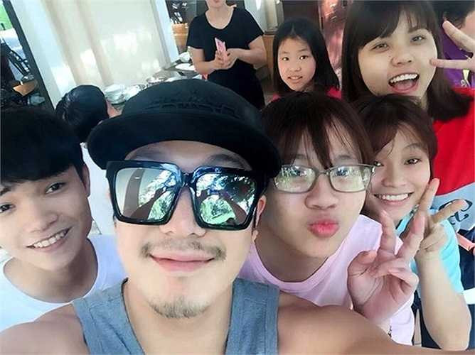 Tháng 3, nam ca sỹ - diễn viên xứ Hàn Haha đưa cả nhà đến Việt Nam du lịch. Địa điểm anh chọn chính là thành phố biển Đà Nẵng. 