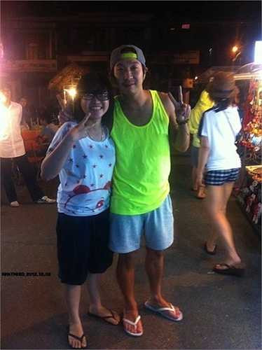 Trước đó, năm 2012, Haha cũng từng cùng vợ đi nghỉ tuần trăng mật tại Nha Trang. Anh chàng luôn rất thân thiện và sẵn sàng chụp ảnh cùng người hâm mộ. 