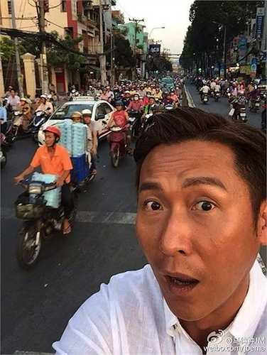 Cuối năm 2014, Mã Đức Chung đăng lên blog tấm hình selfie chụp giữa dòng xe cộ đông đúc ở Việt Nam. Cũng như bao người nước ngoài khác, có vẻ như nam diễn viên Hong Kong rất ngạc nhiên với giao thông của người Việt. 