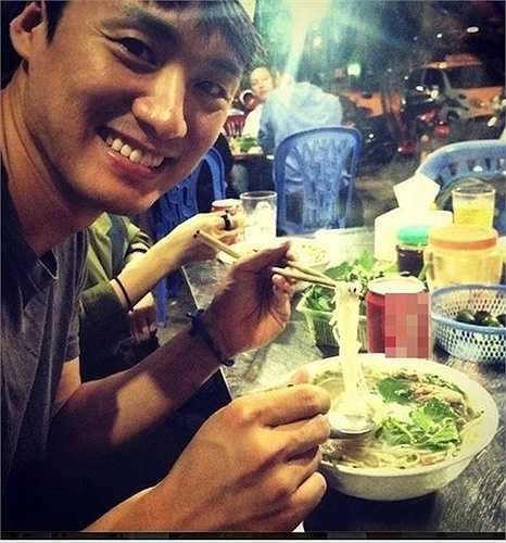 Đầu tháng 9, Oh Sang Jin lặng lẽ sang Việt Nam và tận hưởng những khoảnh khắc du lịch riêng tư. Qua những hình ảnh mà nam diễn viên của Vì sao đưa anh tới cập nhật trên trang Instagram, người hâm mộ có thể thấy Oh Sang Jin có khá nhiều trải nghiệm ở Việt Nam như ăn phở vỉa hè, ngồi xích lô, đội nón lá, đi thuyền ở miền Tây... 