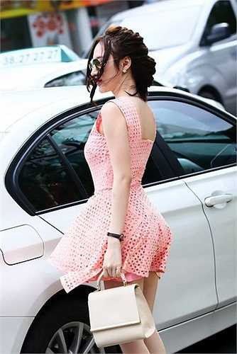 Phần vòng 3 đôn cao lên bất thường của Angela Phương Trinh. 