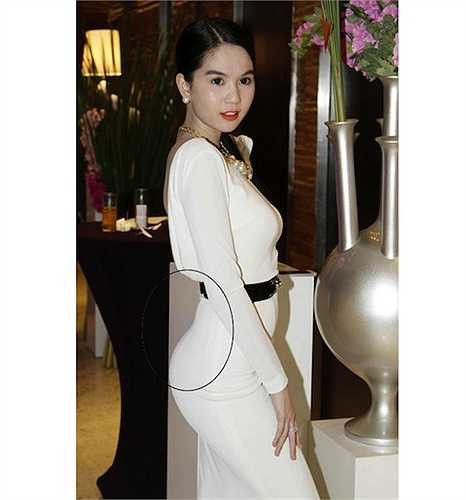 Đường cong vòng 3 của Ngọc Trinh cong lên một cách bất thường. 