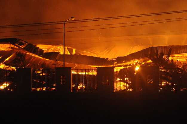 Hoả hoạn lớn trong đêm, cả khu nhà xưởng chìm trong biển lửa