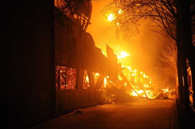 Hoả hoạn lớn trong đêm, cả khu nhà xưởng chìm trong biển lửa