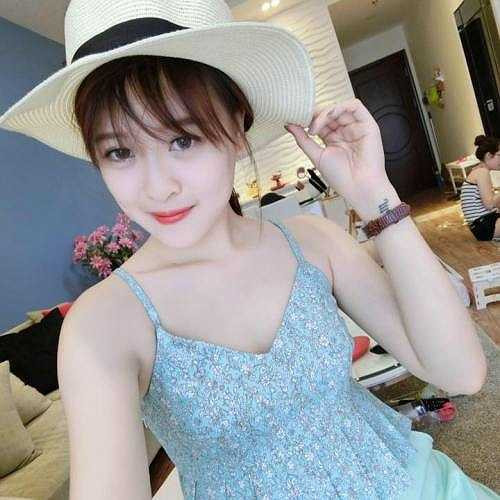 Cô tốt nghiệp ĐH Hải Phòng, khoa Kinh tế & Quản trị kinh doanh.