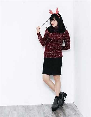 Hot girl đất Cảng thường chọn cho mình váy trơn màu, kiểu dáng đơn giản để không khiến mình quá già dặn hay rườm rà. 