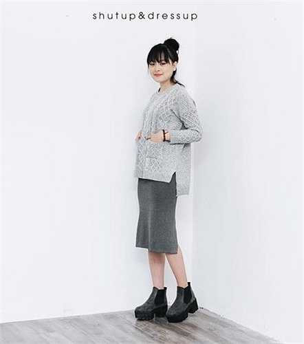 Đôi khi, cô bạn muốn thay đổi một chút với phong cách hoàn toàn đối nghịch, nhưng vẫn không đánh mất hoàn toàn vẻ ngoài nữ tính.