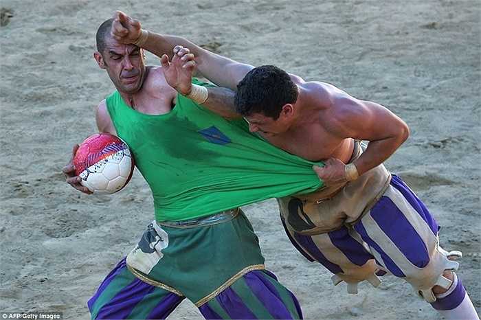 Dùng mọi phương pháp để cướp bóng