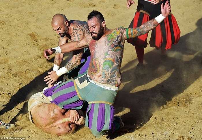 Các cầu thủ được sử dụng mọi phương pháp để cướp bóng, đem về phía cuối sân của đội bạn