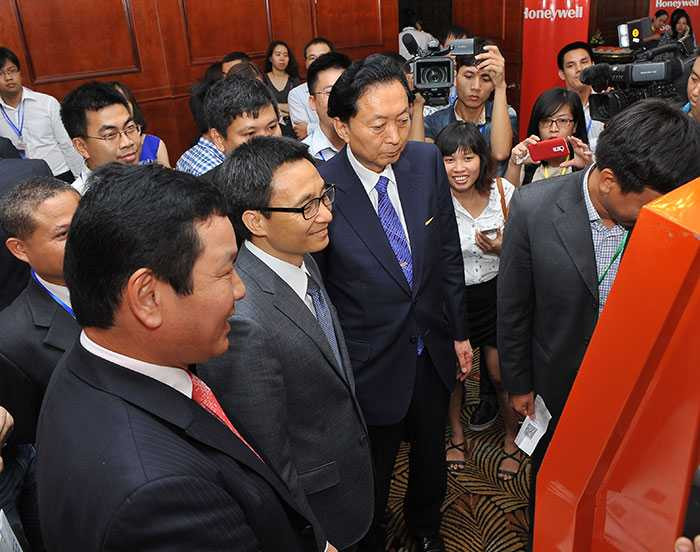 Phó Thủ tướng Vũ Đức Đam và cựu Thủ tướng Nhật Bản Hatoyama thăm một gian triển lãm tại Diễn đàn cấp cao ICT Summit 2015