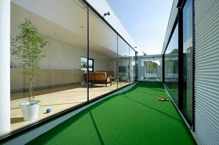 Phục vụ sở thích cá nhân, giới đại gia còn xây cả sân golf thu nhỏ ngay trong nhà để khi luyện tập mà không cần phải ra ngoài.