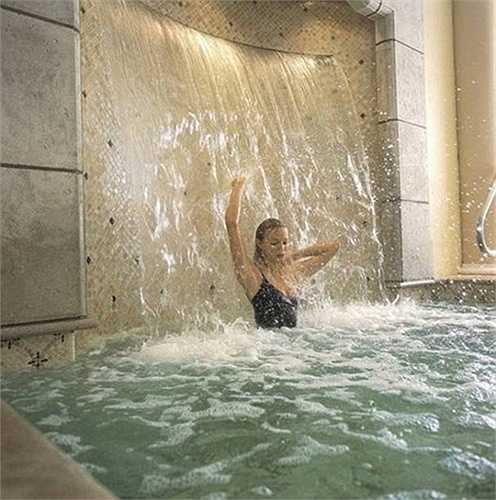 Bể bơi trong nhà với một thác nước chảy giống như ở spa là nơi bạn thư giãn sau một ngày làm việc mệt mỏi.